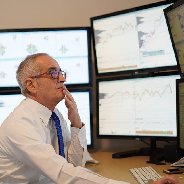 Giovanni Lapidari davanti agli schermi di trading